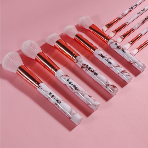 Lipgloss/E-Cleaner/blushes/primer/set of brushes